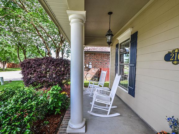 3rd image of 210 N Lakepointe Dr