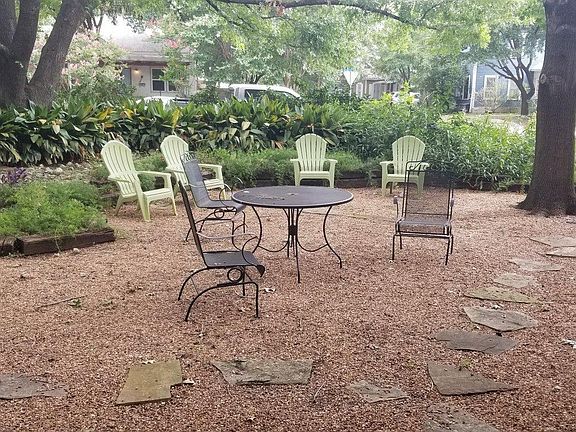 2nd image of 324 E Mistletoe Ave