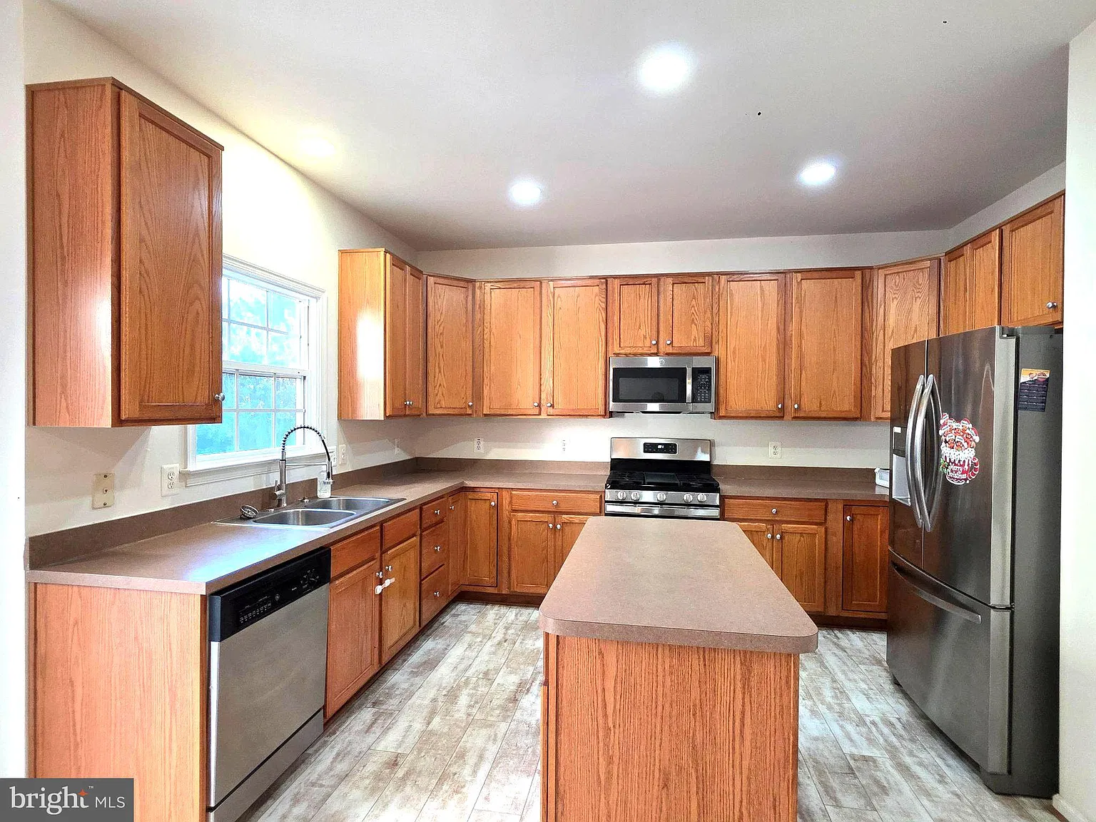 6 bed, 4.0 bath, 3150 sqft, $3,200 — Photo 3