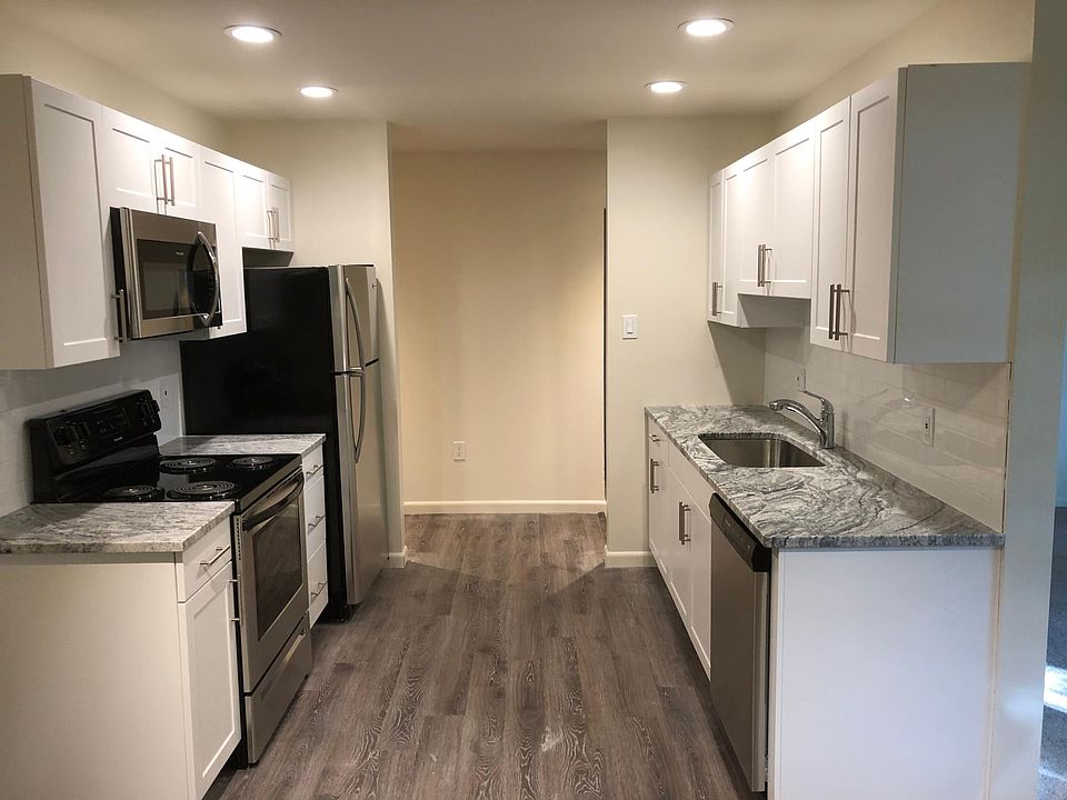 Kitchen with granite countertops, upgraded stainless steel appliances!