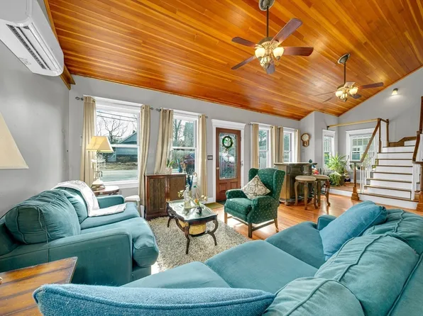 111 Grove Ave, Wilmington, MA 01887