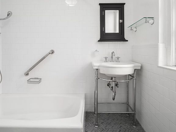 3rd image of 333 E 53rd St APT 4B