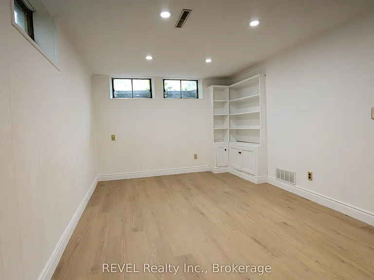 19 Woodington Cres — Photo 24