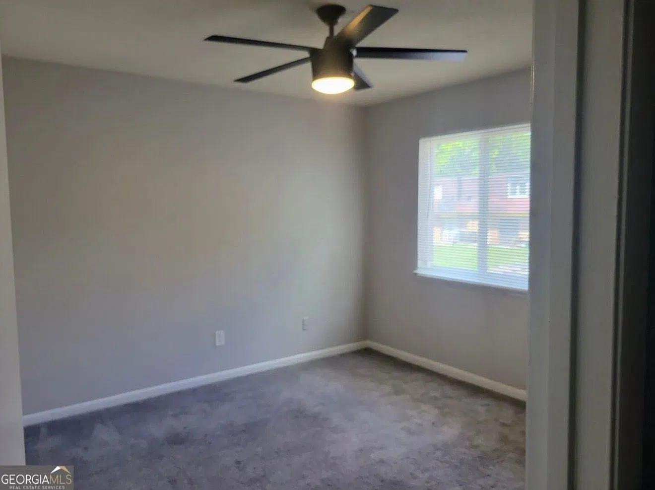 Newly Renovated Condo For Lease Low Deposit — Photo 2