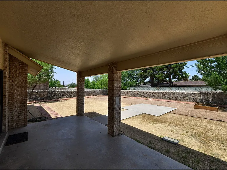 695 Bluff Canyon Cir — Photo 38