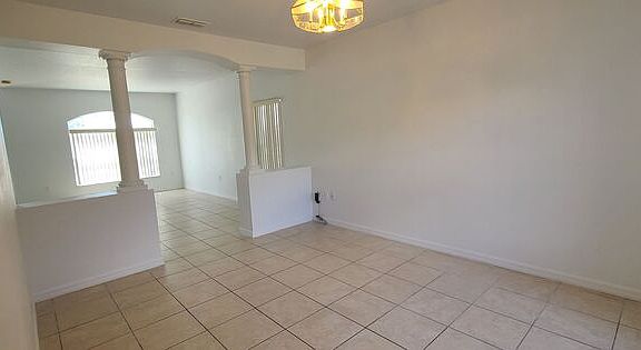 4th image of 871 Fraser Dr