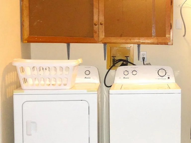 1 Car Garage w washer/dryer