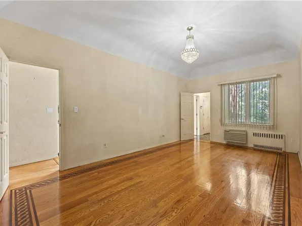 2726 East 27th Street image 5 of 29