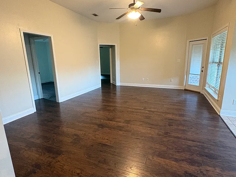 986 Tudor Ln — Photo 3