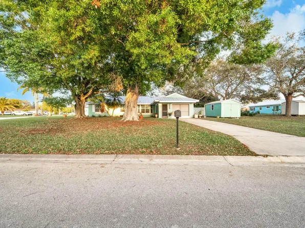 1561 SE Hagwood Court, Port St Lucie, FL 34952