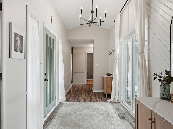 5th image of 221 Aspen Way