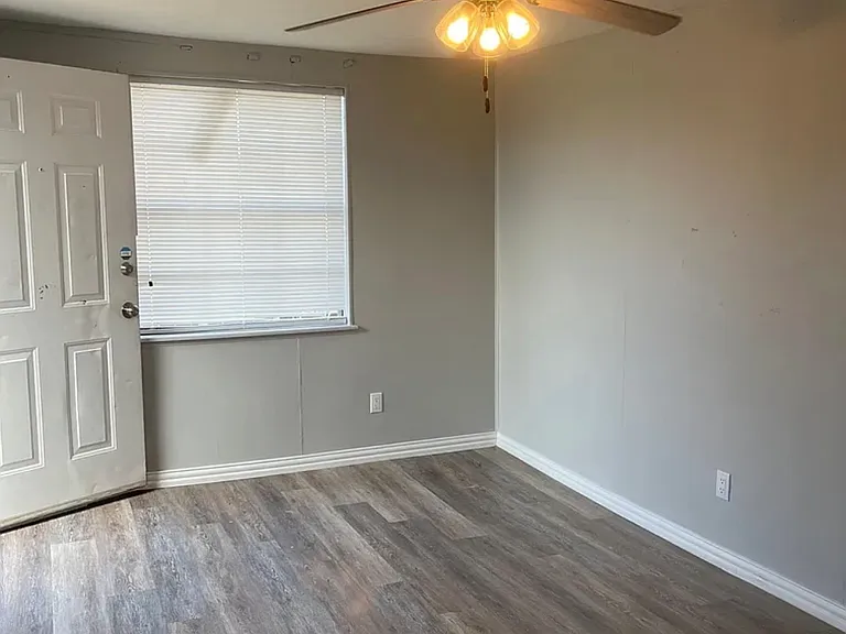 710 E Avenue G #7 — Photo 7