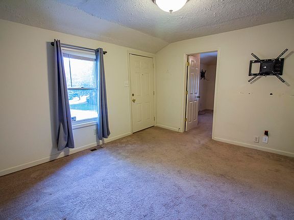 3rd image of 701 Dutch Valley Dr