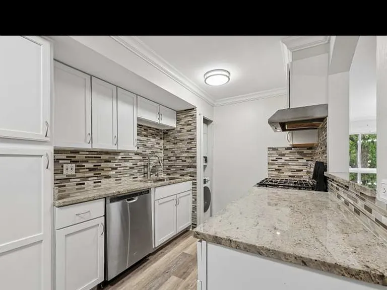 718 W Dempster St #G-106 — Photo 11