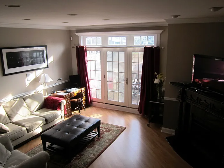 910 W Barry Ave #1 — Photo 5