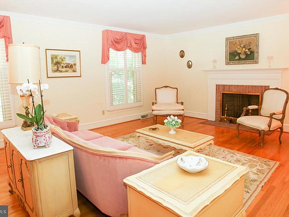 3rd image of 205 Greenock Dr