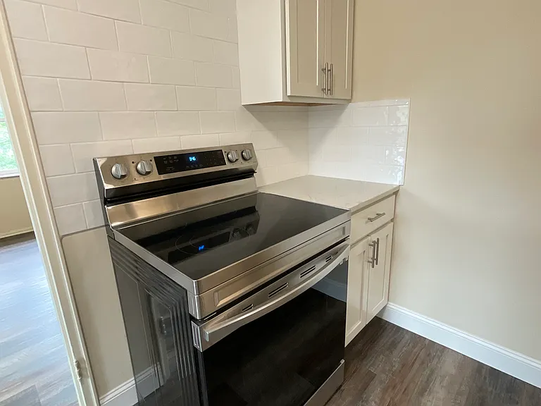 Country Club Apartments — Photo 25