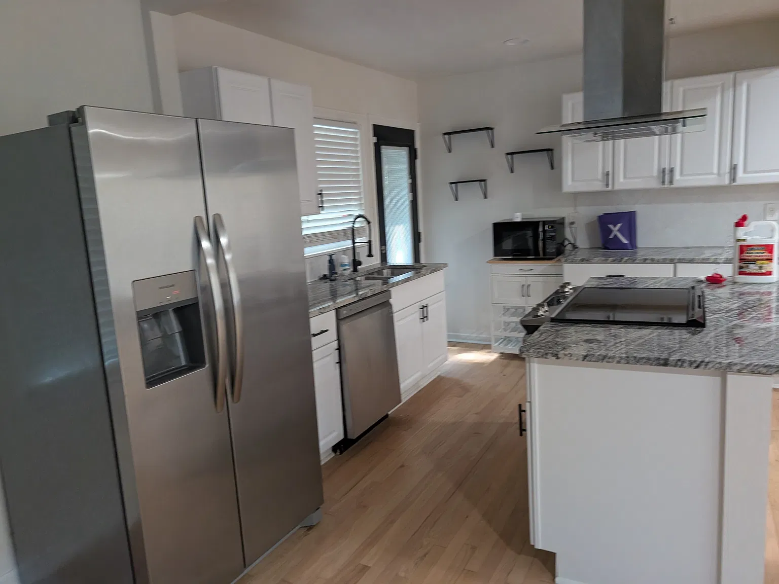 3 bed, 2352 sqft, $2,400 — Photo 3