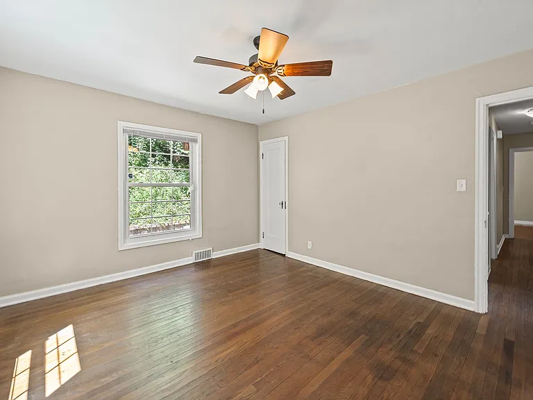 2260 N River Rd — Photo 27