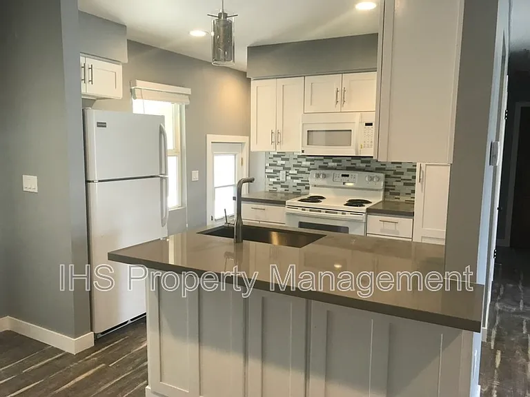 302 Bernard Ave — Photo 4