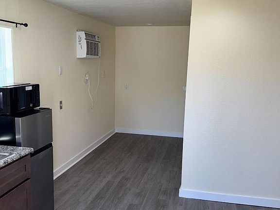 4th image of 3944 Clermont Dr #B