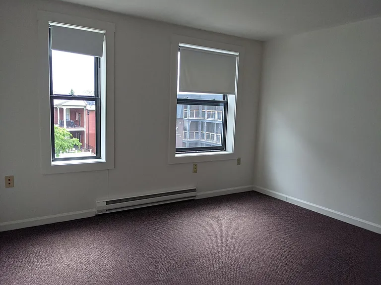 348 College St — Photo 57