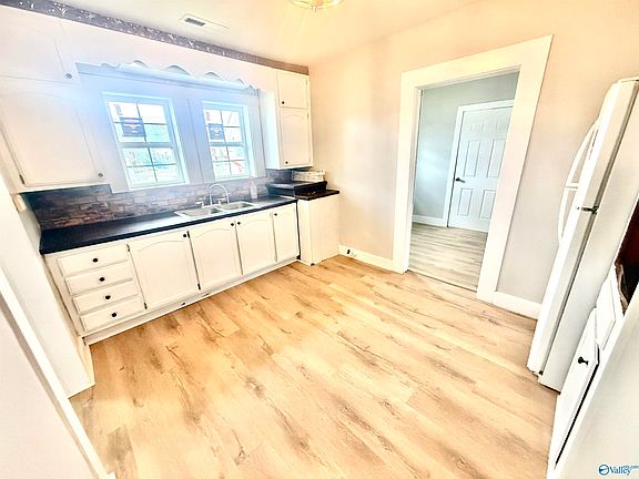 4th image of 106 N Walnut St