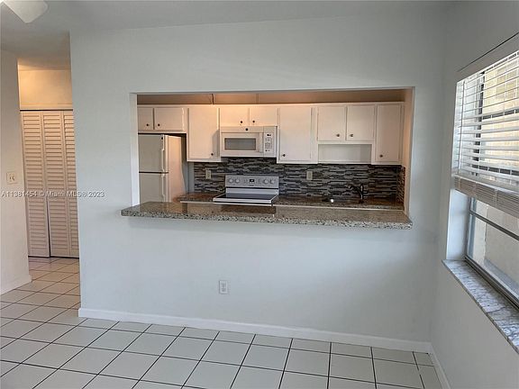 4th image of 604 NE 29th Dr #B