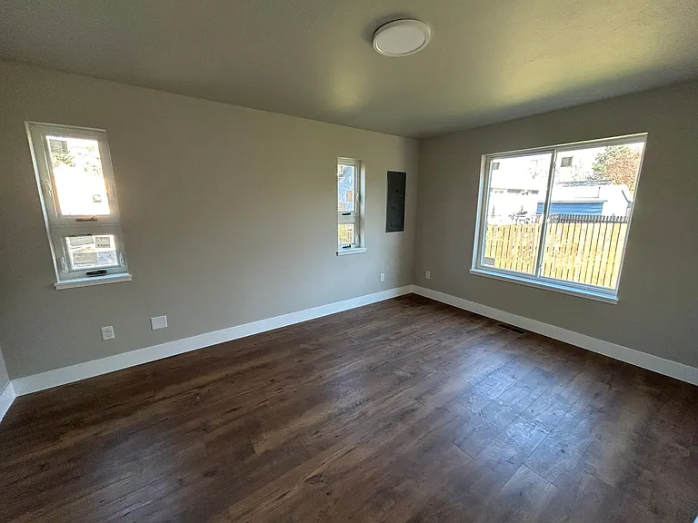 236 W Kent Ave — Photo 3