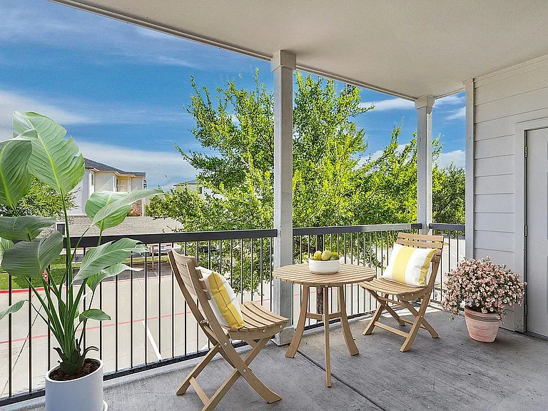 2x2 1240 sqft B2 - Patio