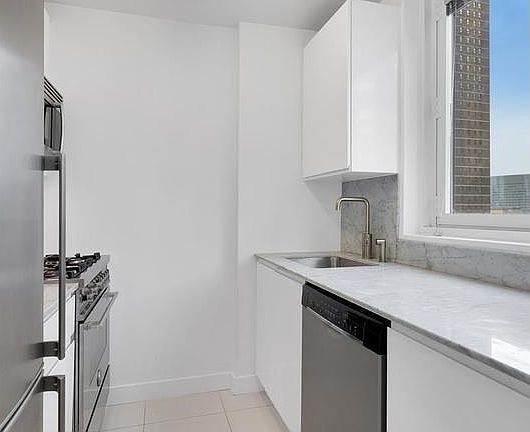4th image of 322 W 57th St APT 27H