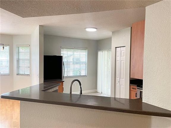 4th image of 1111 Belmont Ln