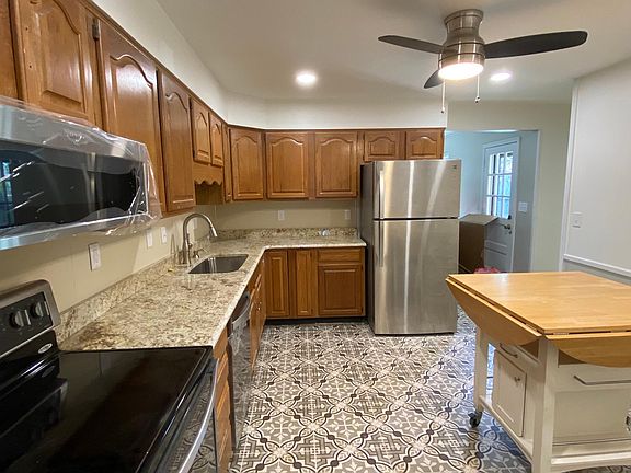4th image of 402 Gatehouse Ln