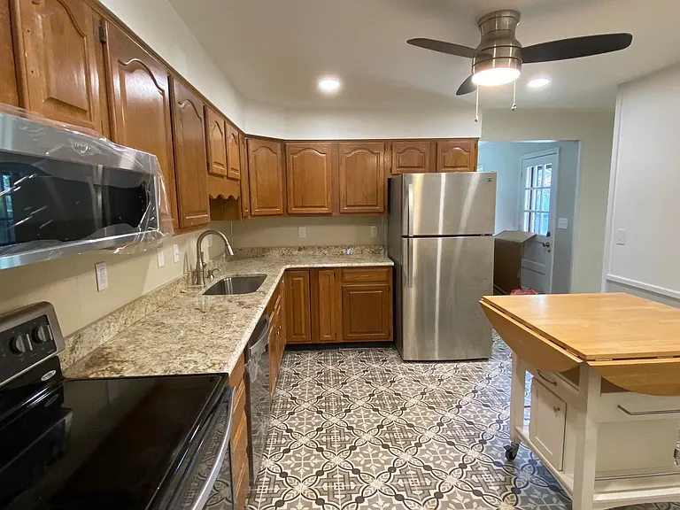 402 Gatehouse Ln — Photo 4
