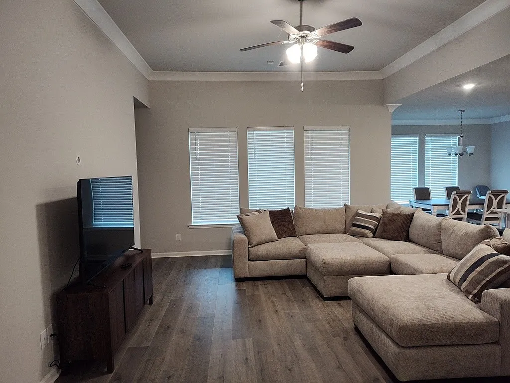 4 bed, 1899 sqft, $2,400 — Photo 3