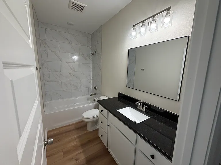 301 NE 2nd St #1 — Photo 9