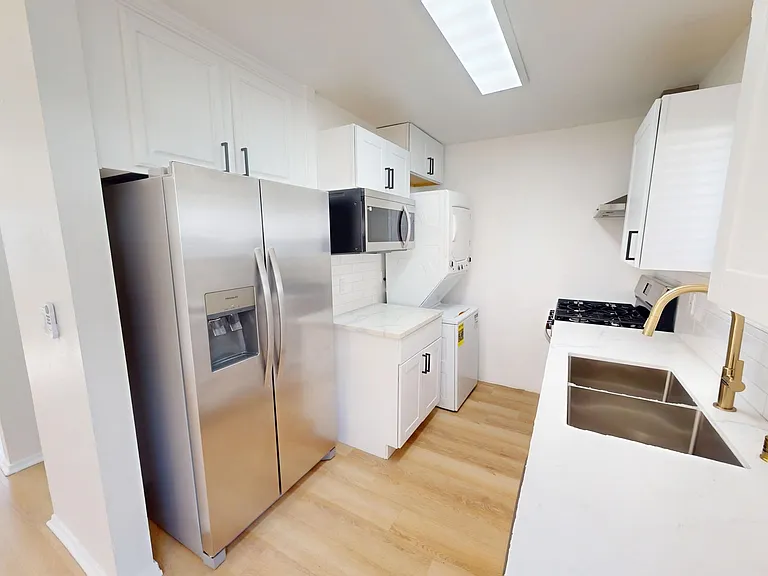 Beautiful 2 Bed | Split Level| Feels Like Home — Photo 3