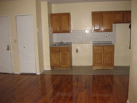 4th image of 214 E 168th St APT A5