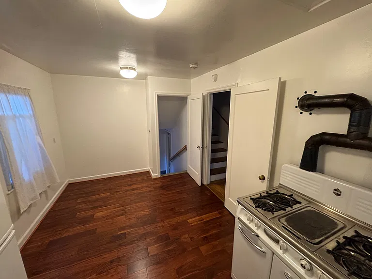 Kitchen eat-in area