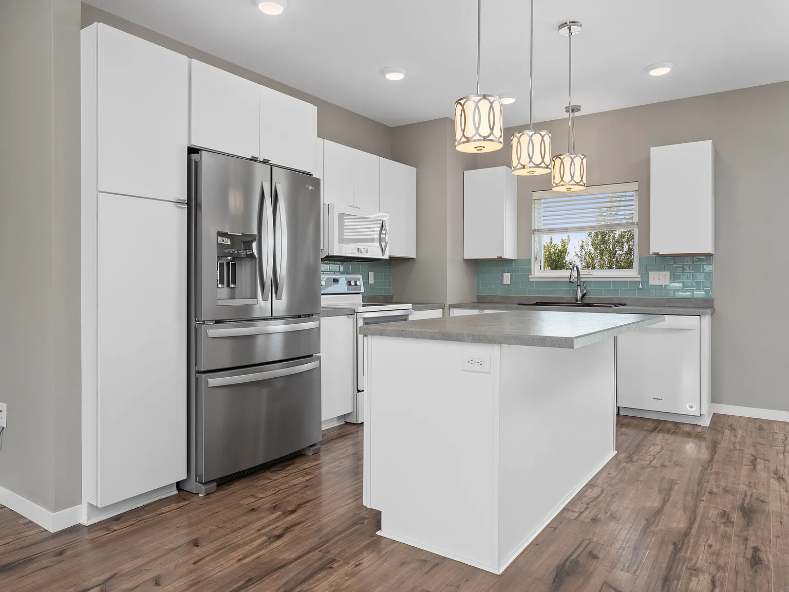 3 bed, 2827 sqft, $3,075 — Photo 2