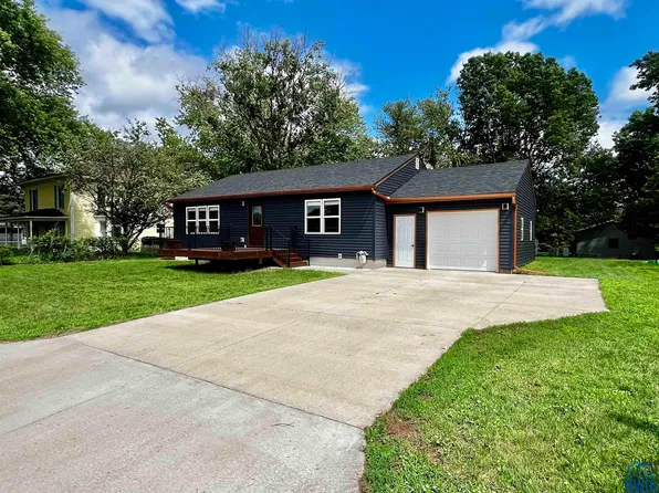 406 S Court St, Elk Point, SD 57025