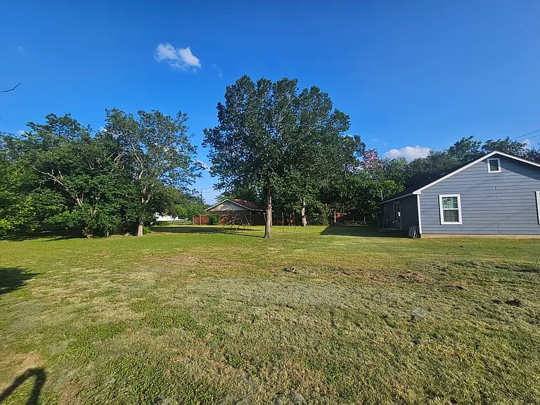 606 Trinity St — Photo 20