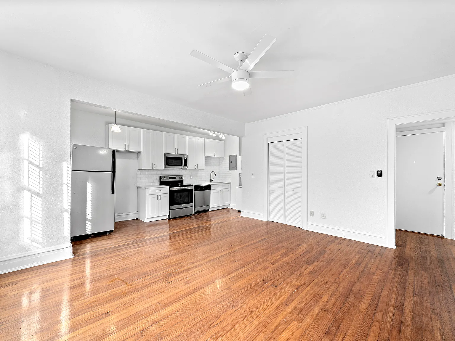 Clewis by Innovo Living Hyde Park — Photo 3