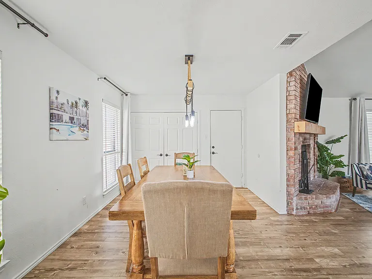 913 Sandhurst Dr — Photo 12