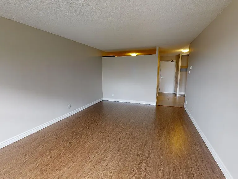 2470 Southvale Cres — Photo 22