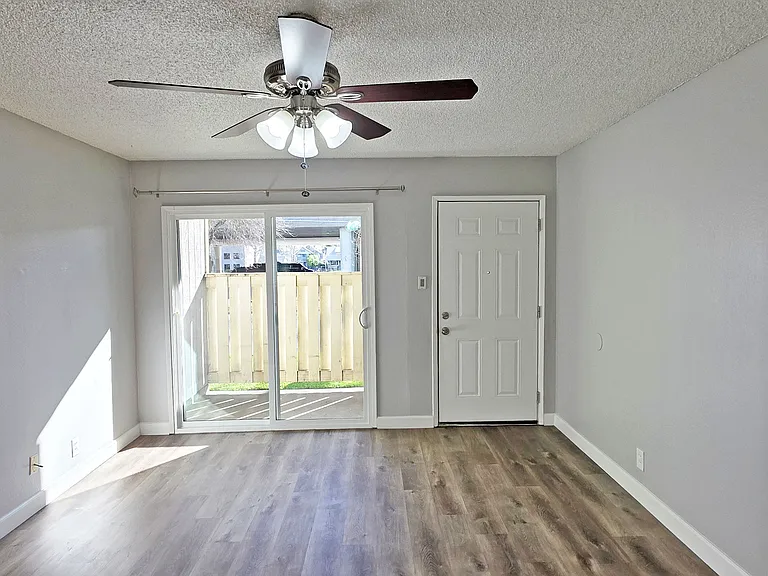 2109 W St #2 — Photo 9