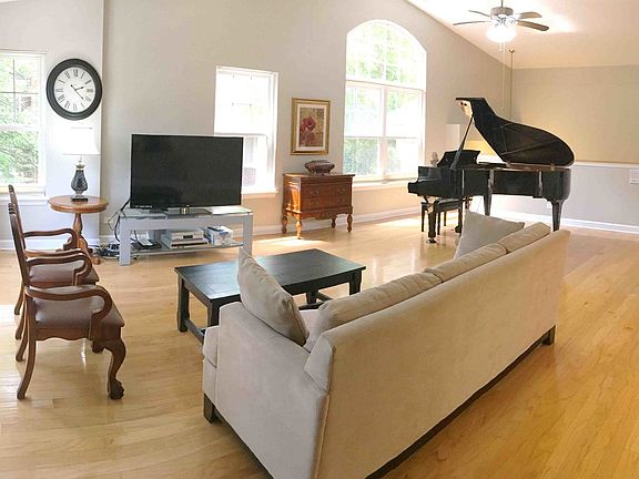 4th image of 2722 Langley Cir