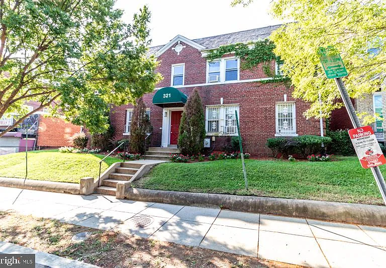 321 Adams St NE — Photo 1