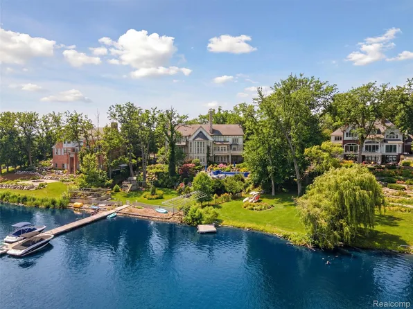 3075 Heron Pointe Dr, Bloomfield Hills, MI 48302