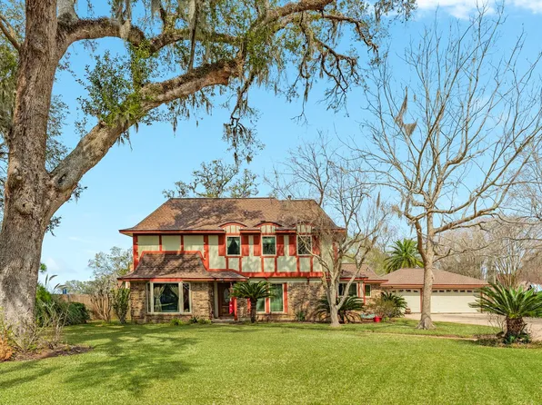 304 Arrowwood St, Lake Jackson, TX 77566